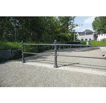 Metallgeländer auf einem Kiesweg in einem Park