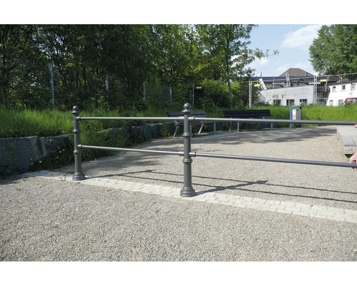 Metallgeländer auf einem Kiesweg in einem Park