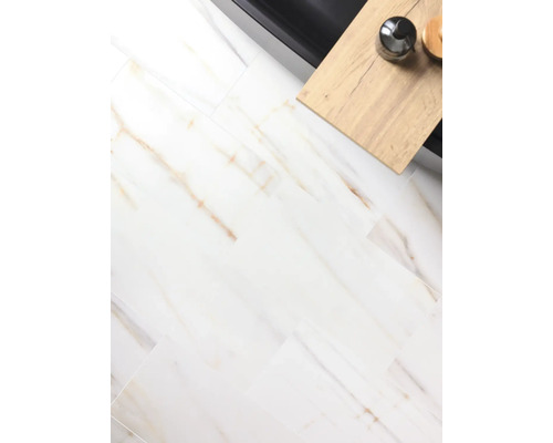 Heller Badezimmerboden mit Marmoroptik