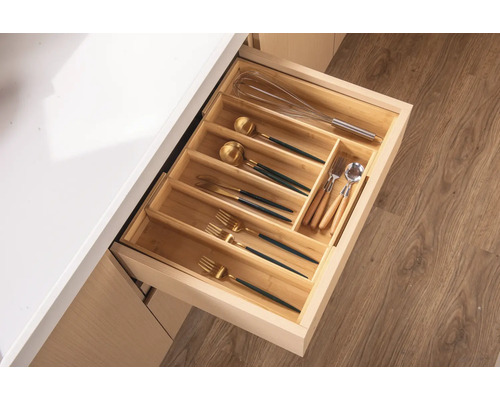 Offene Schublade mit Bambus-Besteckeinsatz und Küchenutensilien
