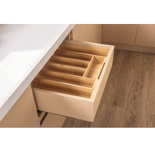 Offene Schublade mit einem Besteckkasten aus Holz