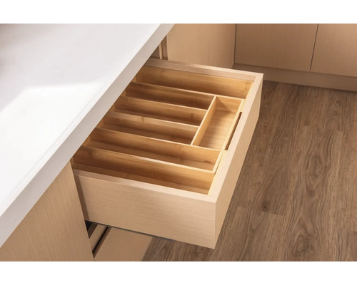 Offene Schublade mit einem Besteckkasten aus Holz