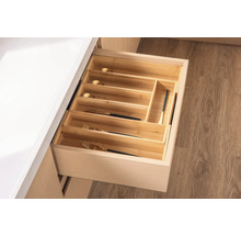 Ausgeöffnete Schublade mit Besteckeinsatz aus Holz