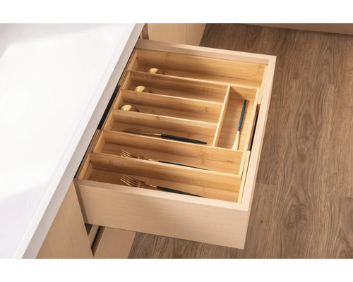 Ausgeöffnete Schublade mit Besteckeinsatz aus Holz