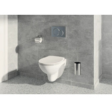 Badezimmer mit hängendem WC, Toilettenbürste, Toilettenpapierhalter und Betätigungsplatte