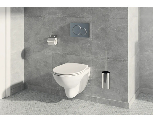 Badezimmer mit hängendem WC, Toilettenbürste, Toilettenpapierhalter und Betätigungsplatte