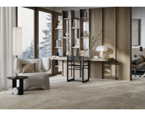 Helles Wohnzimmer mit Sessel, Beistelltisch und Regalen an einem Schreibtisch