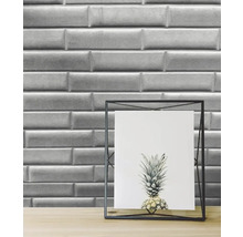 Wandfliesen im Metro-Stil als Hintergrund für einen Bilderrahmen mit Ananasdruck.