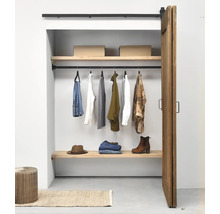 Offener Kleiderschrank mit Regalen, Kleiderstange und Kleidung