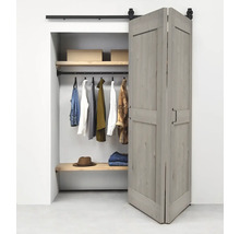 Offener Kleiderschrank mit Schiebetürsystem und Kleidung