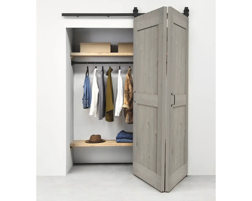 Offener Kleiderschrank mit Schiebetürsystem und Kleidung