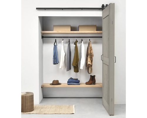 Begehbarer Kleiderschrank mit Kleidung, Regalen und Schiebetür