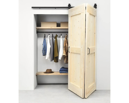 Offener Kleiderschrank mit Kleidung und Schiebetür