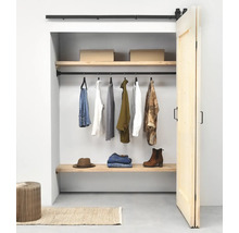 Begehbarer Kleiderschrank mit Schiebetür, Kleiderstange, Regalen und verschiedenen Kleidungsstücken