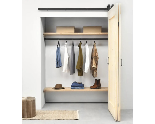 Begehbarer Kleiderschrank mit Schiebetür, Kleiderstange, Regalen und verschiedenen Kleidungsstücken