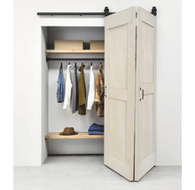 Offener begehbarer Kleiderschrank mit weißer Schiebetür und Kleidung