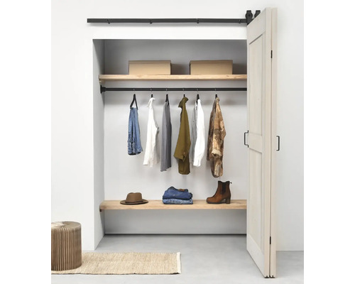 Offener Kleiderschrank mit Kleidung, Regalen und Schiebetür