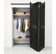 Begehbarer Kleiderschrank mit Schiebetür und Kleiderstange