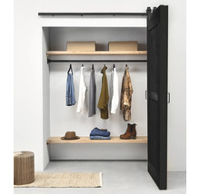 Offener Kleiderschrank mit Kleidung, Schuhen und Accessoires