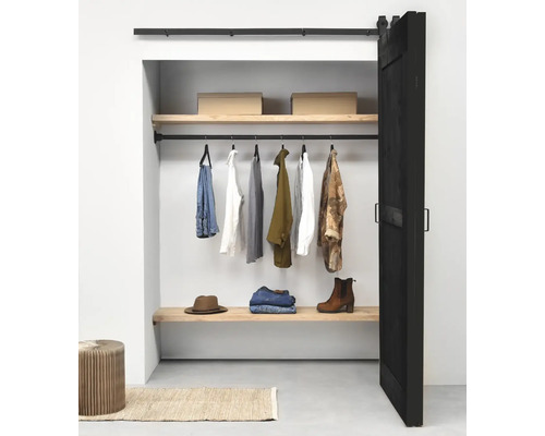Offener Kleiderschrank mit Kleidung, Schuhen und Accessoires