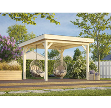 Holzterrasse mit Pavillon und zwei Hängesesseln im Garten.