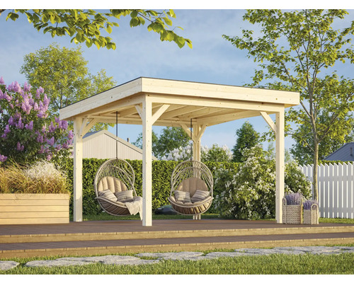 Holzpavillon mit zwei Hängesesseln auf einer Terrasse im Garten.
