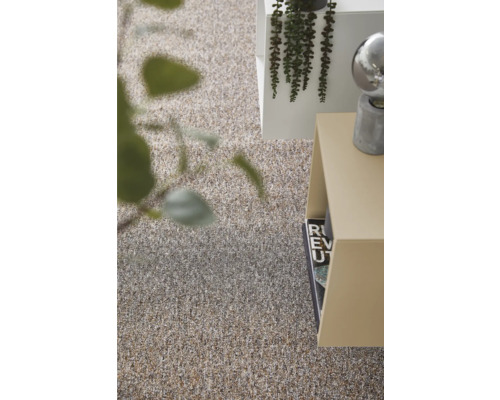 Nahaufnahme eines Teppichs neben einem Regal und einer Dekoration.