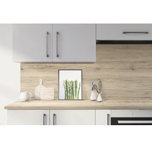 Küchenszene mit Küchenschränken, Arbeitsplatte in Holzoptik und Dekoration