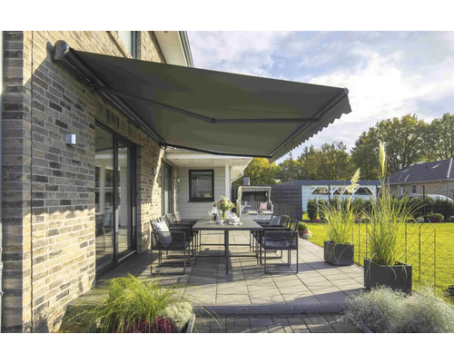 Terrasse mit Markise, Tisch und Stühlen an einem sonnigen Tag