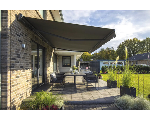 Terrasse mit Markise, Tisch und Stühlen für den Außenbereich.