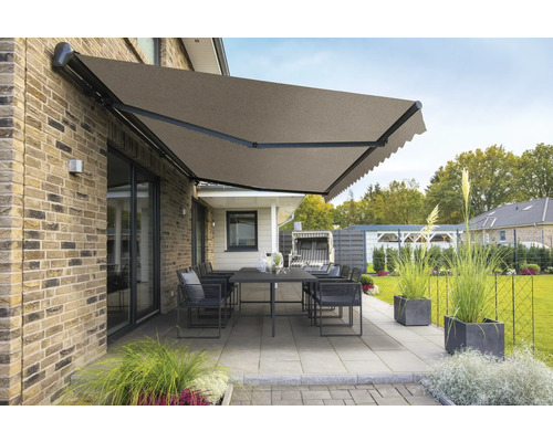 Ausgefahrene Gelenkarmmarkise über einer Terrasse mit Tisch und Stühlen.