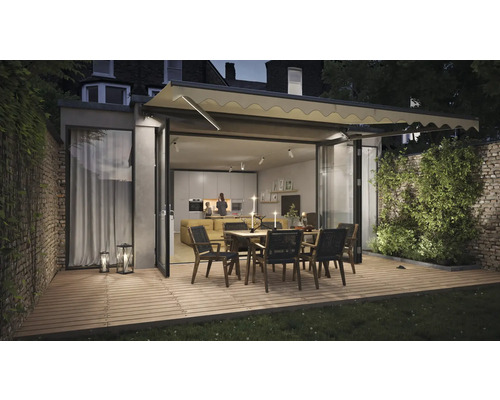 Terrasse mit Markise, Gartenmöbeln und offenem Wohnbereich