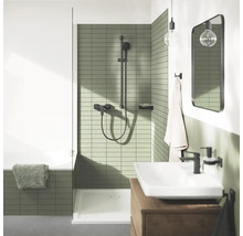 Modernes Badezimmer mit Dusche, Waschbecken und Spiegel