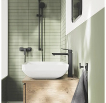 Modernes Badezimmer mit Aufsatzwaschbecken, Armatur und Dusche