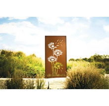 Dekorative Gartensichtschutzwand aus Metall mit Blumenmuster vor natürlicher Landschaft