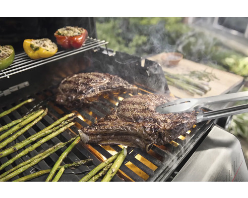 Grill mit Steaks, Spargel und gefüllten Paprika