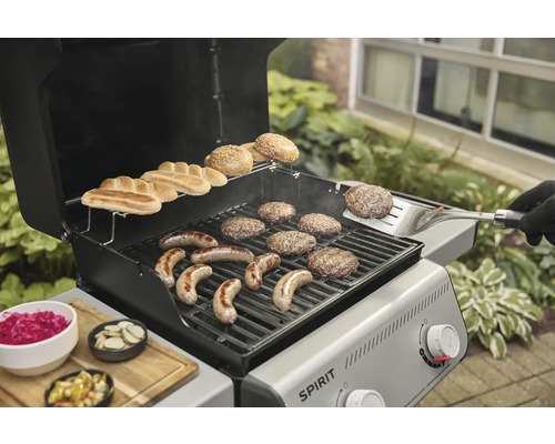 Gasgrill mit Würstchen, Burger und Brötchen auf dem Grillrost