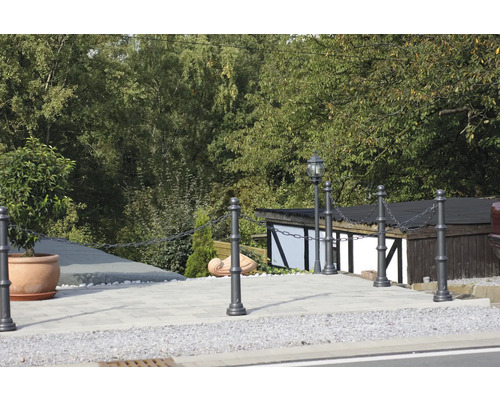 Außenaufnahme eines Gehwegs mit Kette zwischen Metallpfosten