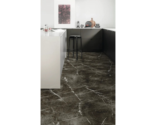 Moderne Küche mit dunklem Marmorboden, Kücheninsel und Barhocker.