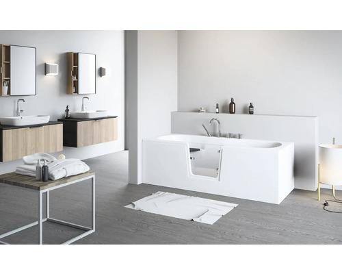 Badezimmer mit Badewanne mit Tür, Waschtischen und Spiegeln