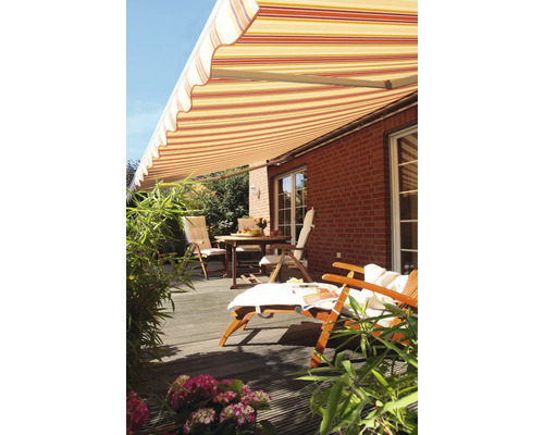 Terrasse mit Markise, Tisch, Stühlen und Liegestuhl auf Holzdeck