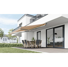 Terrasse mit Markise, Tisch und Stühlen vor einem modernen Haus