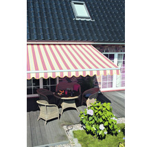 Terrasse mit Markise, Tisch und Stühlen vor dem Haus