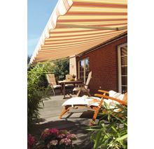 Terrasse mit Markise, Tisch, Stühlen und Liege