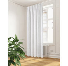 Helles Zimmer mit Fenster und weißer Gardine.