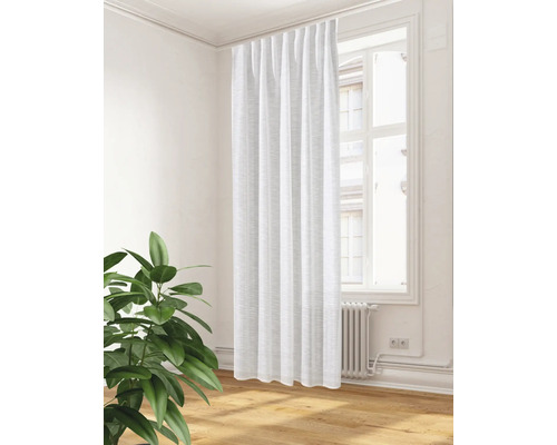 Helles Zimmer mit Fenster und weißer Gardine.