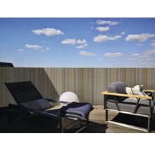 Terrassenszene mit Liegestuhl, Sessel und Sichtschutzwand