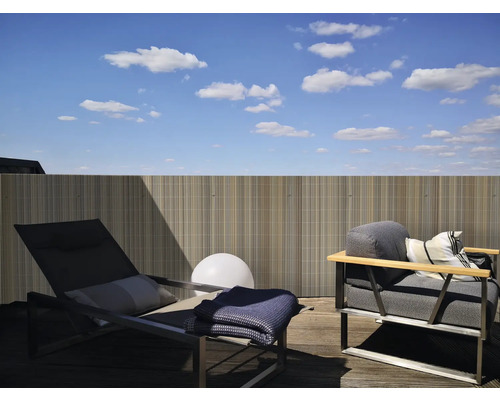 Terrassenszene mit Liegestuhl, Sessel und Sichtschutzwand