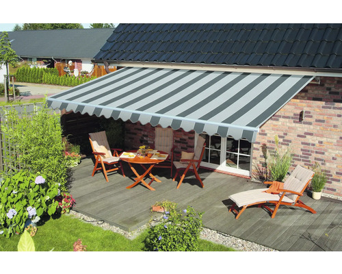 Terrasse mit Markise, Gartenmöbeln und Pflanzen am Haus