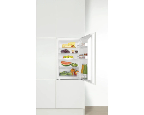 Einbaukühlschrank mit geöffneter Tür und Lebensmitteln